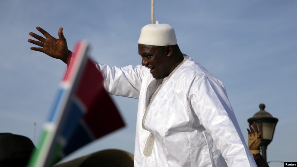 Le président gambien Adama Barrow salue ses partisans à son retour de Dakar, à Banjul, Gambie, 26 janvier 2017.