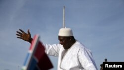 Le président gambien Adama Barrow salue ses partisans à son retour de Dakar, à Banjul, Gambie, 26 janvier 2017.