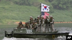 Tentara Korea Selatan dan Amerika Serikat dalam latihan militer gabungan di Sungai Han dekat perbatasan dengan Korea Utara. (Foto: Dok) 