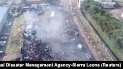 Site de l'explosion d'un camion-citerne de carburant à Freetown, en Sierra Leone, le 6 novembre 2021. Photo prise avec un drone. National Disaster Management Agency-Sierra Leone/Handout via REUTERS