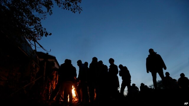 Migrantes esperan a entrar en un campamento de Spielfeld, Austria, el domingo 25 de octubre, 2015.