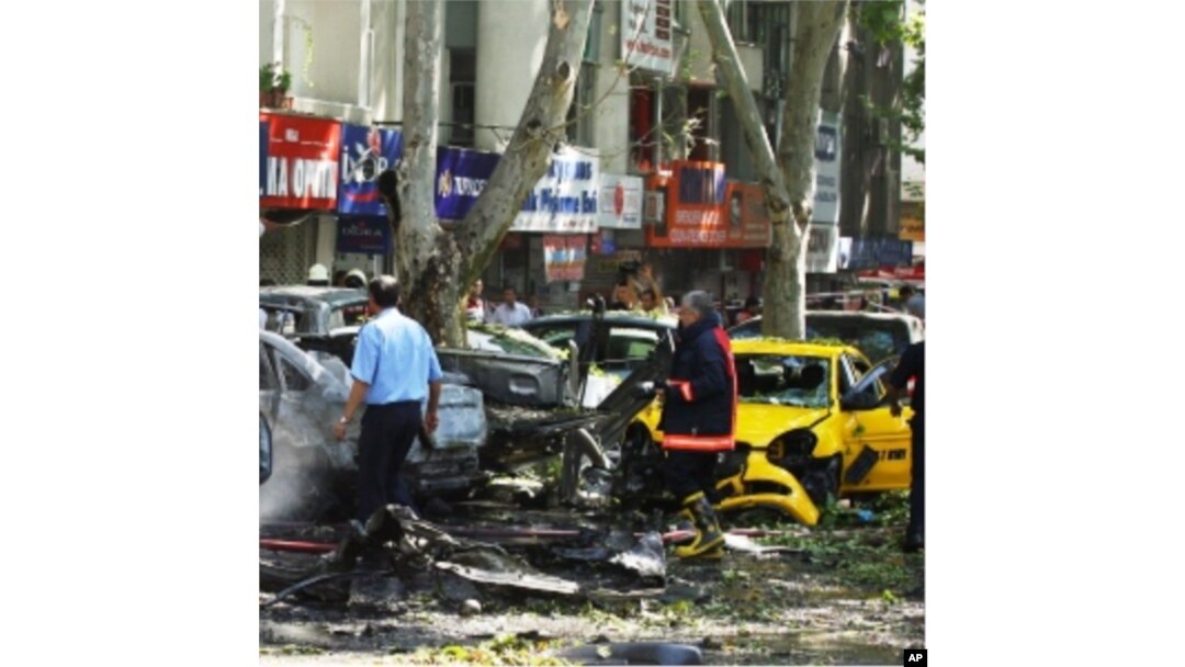 星期二發生爆炸後現場汽車與店鋪被焚毀