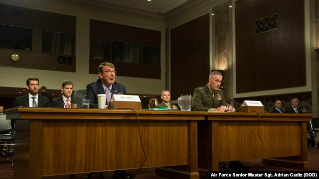 Sec. de Defensa, Ash Carter y general de la Infantería de Marina, Joseph Dunford JrDefense Secretary Ash Carter and Marine Corps Gen. Joseph F. Dunford Jr., presidente del Estado Mayor Conjunto, testifican en la Comisión de Servicios Armados del Senado sobre la estrategia de EE.UU. en el Medio Oriente.