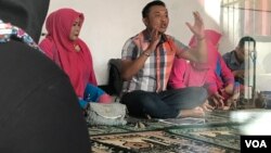 Paralegal Desa Kertamulya, Dindin Awaludin, menyampaikan pentingnya mengelola penggunaan gawai (gadget) dalam mengasuh anak. (Foto: VOA/Rio T.)