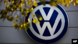 Logo VW di gedung peritel perusahaan Volkswagen di Berlin, Jerman. 