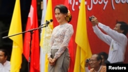 缅甸民主派领袖昂山素季在仰光的一次机会上发表演说，呼吁修改2008年宪法。（2014年5月17日）