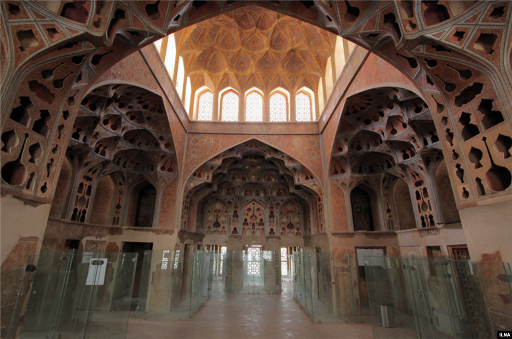 اصفهان- کاخ عالی قاپو از آثار باشکوه و نفیس عصر صفوی عکس: مصطفی معراجی 