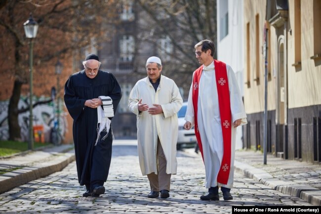 Dari kiri ke kanan: Rabbi Andreas Nachama, Imam Kadir Sanci dan Pastor Gregor Hohberg (Foto: House of One / René Arnold)