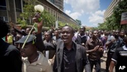 Warga Kenya, umumnya mahasiswa melakukan doa bersama bagi korban serangan di Garissa college dalam acara di Nairobi, Selasa (7/4).