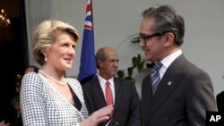 Australian Foreign Minister Julie Bishop, left, talks with her Indonesian counterpart Marty Natalegawa after their meeting in Jakarta, Indonesia, Dec. 5 2013.