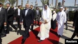 23일 가자지구를 방문한 셰이크 하마드 빈 칼리파 알 타니 카타르 국왕(오른쪽)과 이스마일 하니야 하마스 총리. 