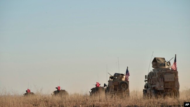 资料照片： 美国和土耳其部队在叙利亚城镇曼比基一带进行联合巡逻 （美联社）
