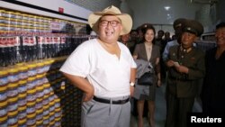 El líder de Corea del Norte, Kim Jong Un, visita una fábrica en esta foto sin fecha divuglada por la agencia de noticias norcorerana. el 7 de agosto de 2018.