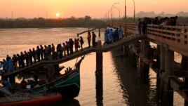 Rescuers return one of 15 bodies recovered from the Bay of Bengal after a boat filled with Rohingya refugees sank of the coast of Bangladesh Feb. 11, 2020. (Hai Do/VOA)