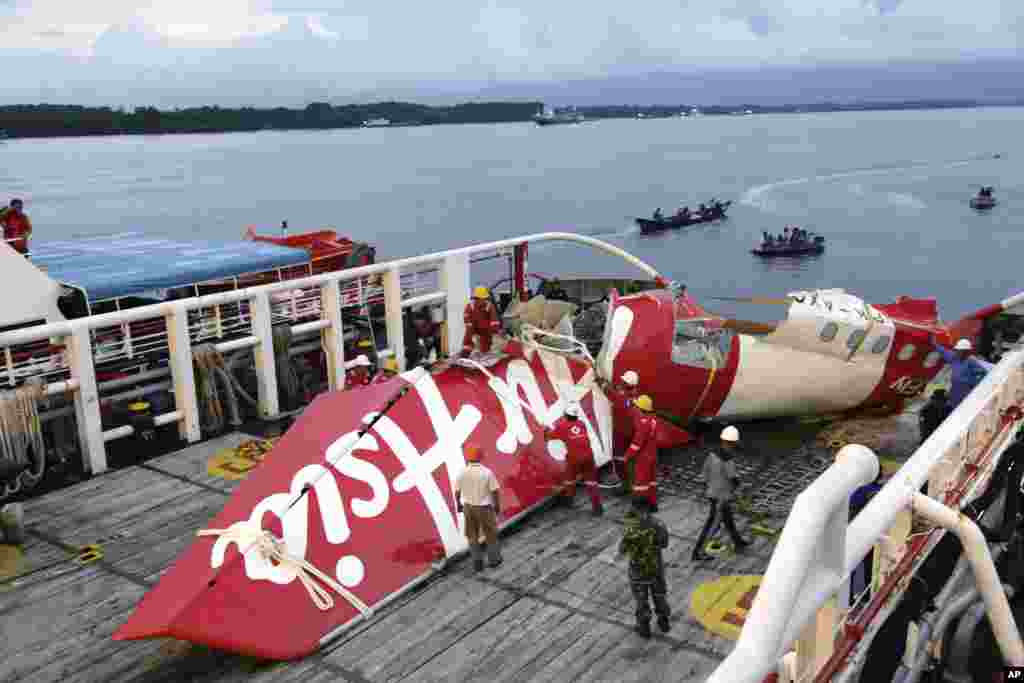 សមាជិក​នាវិក​នៃ​កប៉ាល់ Crest Onyx ship កំពុង​រៀបចំ​រើ​ផ្នែក​នៃ​យន្តហោះ​របស់​ក្រុមហ៊ុន​អាកាសចរណ៍ AirAsia ជើង​ហោះ​ហើរ​លេខ​ QZ៨៥០១ ចេញ​ពី​កប៉ាល់​មួយ នៅ​ឯកំពង់ផែ Kumai Port ក្បែរ​តំបន់ Pangkalan Bun ​ភាគ​កណ្តាល​ខេត្ត Kalimantan កាល​ពី​ថ្ងៃ​ទី​១១ ខែ​មករា ឆ្នាំ​២០១៥។&nbsp;