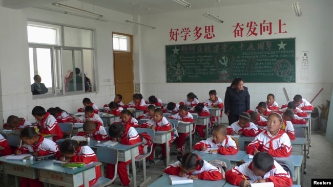 日喀则市内一所小学里学生上课的情形