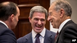 Desde la izquierda, el senador Mike Lee, republicano de Utah, el ex fiscal general de Virginia Ken Cuccinelli, y el senador Chuck Grassley, republicano de Iowa, se ríen durante un evento en la Casa Blanca en Washington, el 14 de noviembre de 2018.