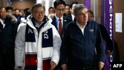 문재인 한국 대통령이 2018평창동계올림픽이 열린 2월 토마스 바흐 IOC 위원장과 함께 걷고 있다. (자료사진)