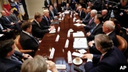 Tổng Thống Trump họp bàn với lãnh đạo doanh thương trong Phòng Roosevelt, Tòa Bạch Ốc ngày 23/1/2017. (Ảnh AP)
