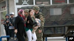Cư dân được sơ tán an toàn khỏi hiện trường sau vụ nổ súng tại thị trấn phía bắc Kumanovo ở Macedonia, ngày 9/5/2015.