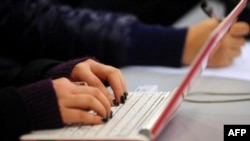 北京一位女市民2010年1月7日通過手提電腦上網。