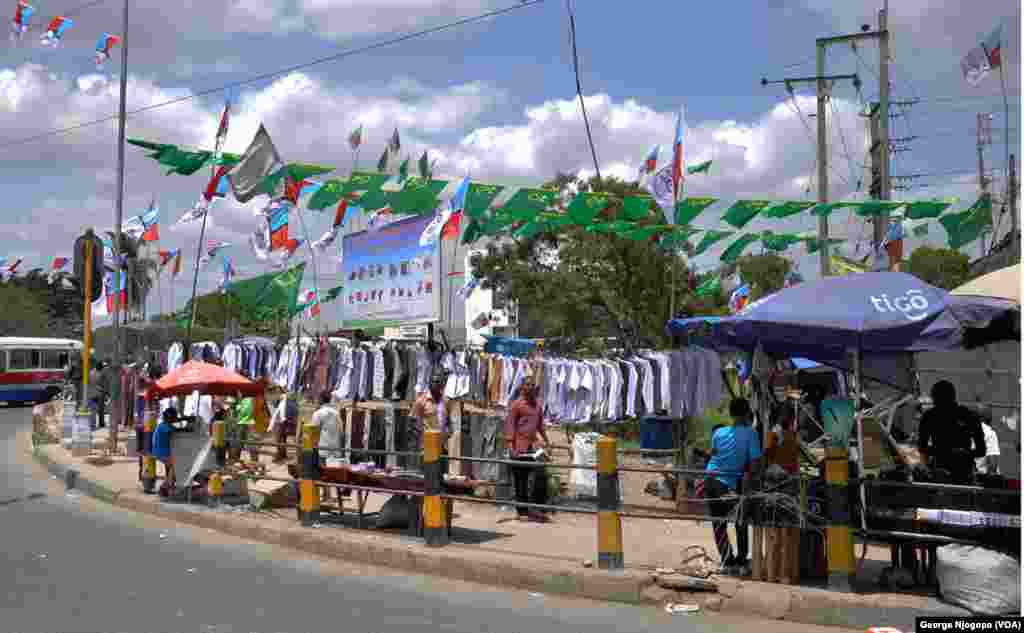 Bendera za vyama vya kisiasa vikipepea pamoja katika eneo moja la Dar es Salaam