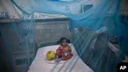 Devojčica u Pakistanu obolela od denga groznice u karantinu bolnice u Ravalpindiju.