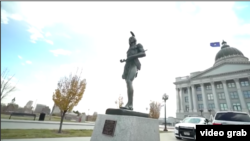 Patung suku Indian di halaman museum sejarah alam Amerika di Utah. (Foto: Videograb)