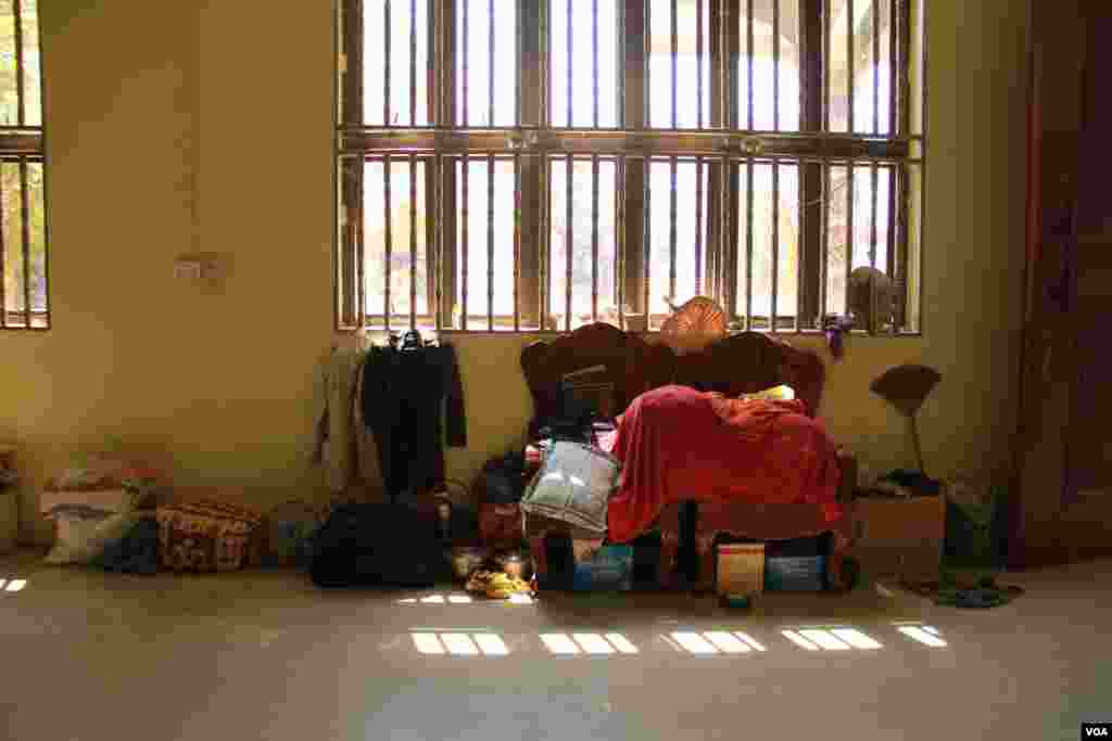 Bags and other belongings of​ the communities that are sheltered temporarily in Samakki Raingsey temple in Phnom Penh, February 5, 2015. (Nov Povleakhena/VOA Khmer)