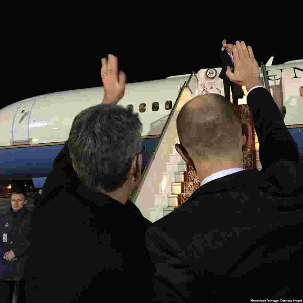 Подорож з Байденом. У Києві біля трапу літака віце-президента США зустрічають посол США в Україні та Арсеній Яценюк.