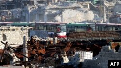 Autobusi na prelazu Ramusa, pod kontrolom vladinih snaga, na južnom obodu Alepa