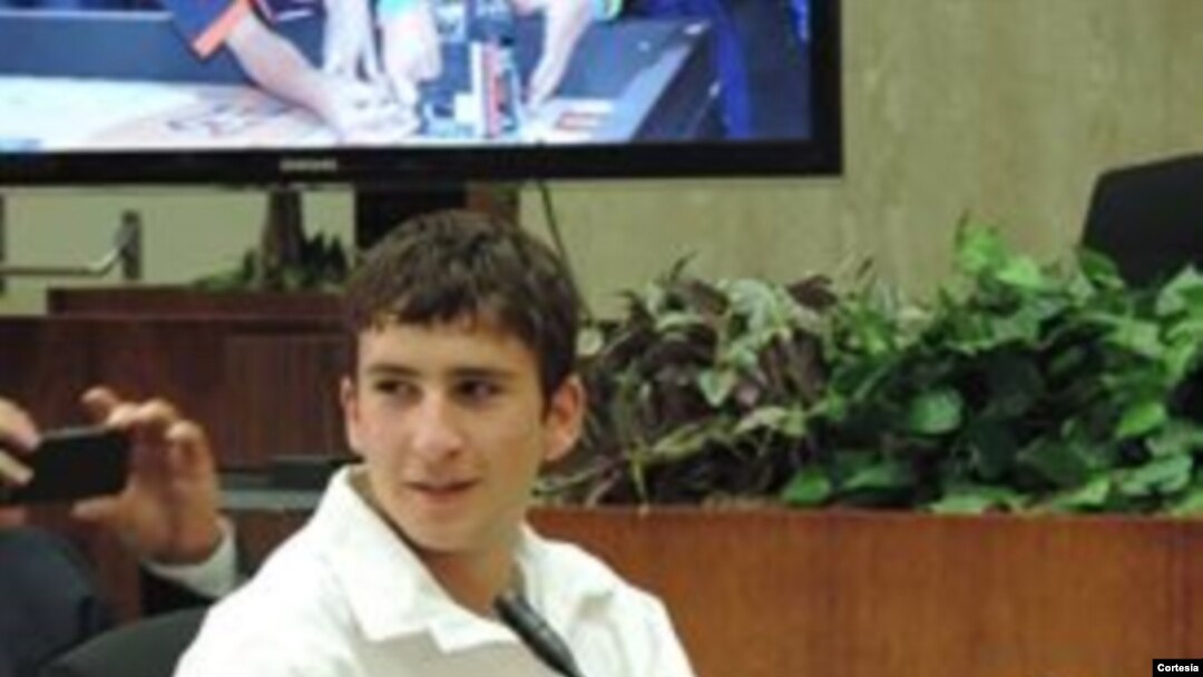 Uno de los jóvenes creadores de Proyecto Robotec.