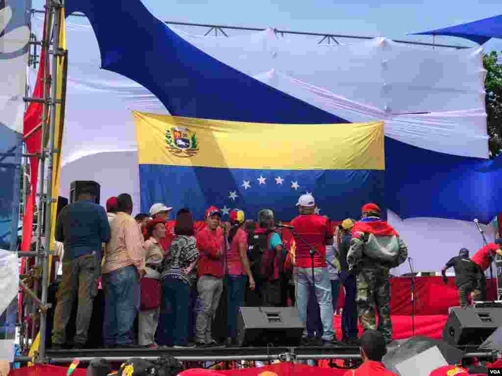 Desde la Avenida Libertador, en Caracas, partió la manifestación a favor del presidente en disputa Nicolás Maduro y en respaldo al expresidente de Bolivia, Evo Moral. Foto: Álvaro Algarra / VOA.