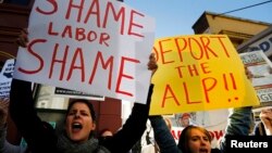 妇女抗议澳大利亚工党限制难民船寻求庇护决定