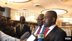 Nelson Chamisa of the Movement for Democratic Change Alliance, speaking to reporters after meeting former U.N. secretary general Kofi Annan in Harare says Zimbabwe Electoral Commission is biased towards the ruling Zanu PF, July 20, 2018. (S. Mhofu/VOA)