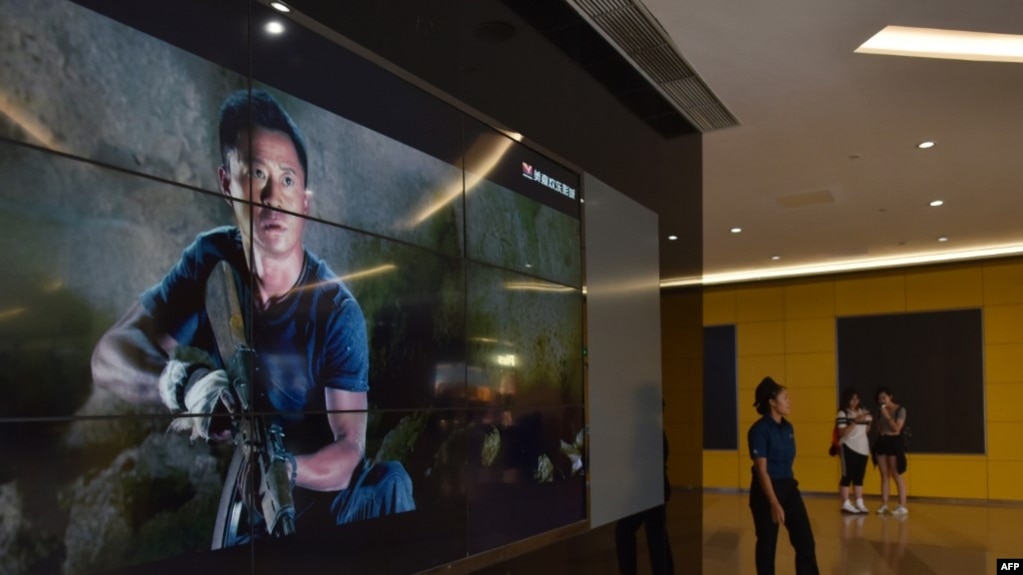 资料照片: 北京一家影院展示电影《战狼2》的影片截屏。(2017年8月21日)(photo:VOA)