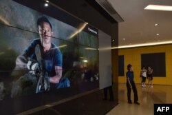 資料照片: 北京一家影院展示電影《戰狼2》的影片截屏。 (2017年8月21日)