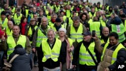 Aux Pays-Bas également, des centaines de manifestants portant des gilets jaunes ont défilé à Amsterdam, le 8 décembre 2018.