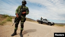ARCHIVO: Un soldado asignado a la Guardia Nacional es fotografiado en un puesto de control como parte de una operación de seguridad en curso por el gobierno federal cerca de la comunidad mormona méxico-americana de La Mora, estado de Sonora, México, el 6 de noviembre de 2019.