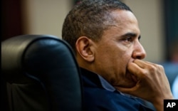 奥巴马总统在白宫听取有关突袭本.拉登行动的汇报