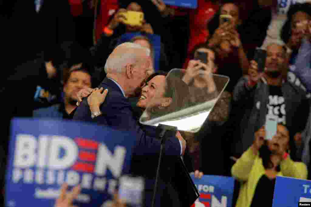 លោក​អតីត​អនុប្រធានាធីបតី ​Joe Biden ដែល​​ជា​បេក្ខជន​ប្រធានាធិបតី​ពី​គណបក្ស​ប្រជាធិបតេយ្យ​ត្រូវ​ស្វាគមបន៍​ដោយ លោកស្រី Kamala Harris សមាជិក​ព្រឹទ្ធសភា នៅ​ទី​ក្រុង Detroit រដ្ឋ Michigan កាល​ពី​ថ្ងៃ​ទី​៩ ខែ​មីនា ឆ្នាំ​២០២០។