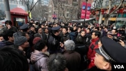 Para pengunjuk rasa di kota Tiongkok. Walaupun pemerintah setempat menganggap enteng demonstrasi, puluhan ribu pasukan keamanan dikerahkan untuk mengamankan lokasi di berbagai kota.