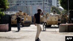 埃及防暴警察的裝甲車停在埃及博物館附近