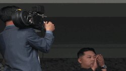 김정은의 모습을 영상에 담는 북한의 영화 제작진 (AP 사진)