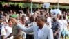 Le président sortant Faure Gnassingbé, qui se présente pour un troisième mandat, salue la foule lors d'un rassemblement électoral à Tado, au Togo, le 13 avril 2015.