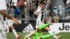 Le gardien albanais de la Lazio, Thomas Strakosha, pare une attaque de Cristiano Ronaldo lors d'un match championnat, Italie, le 25 août 2018. 