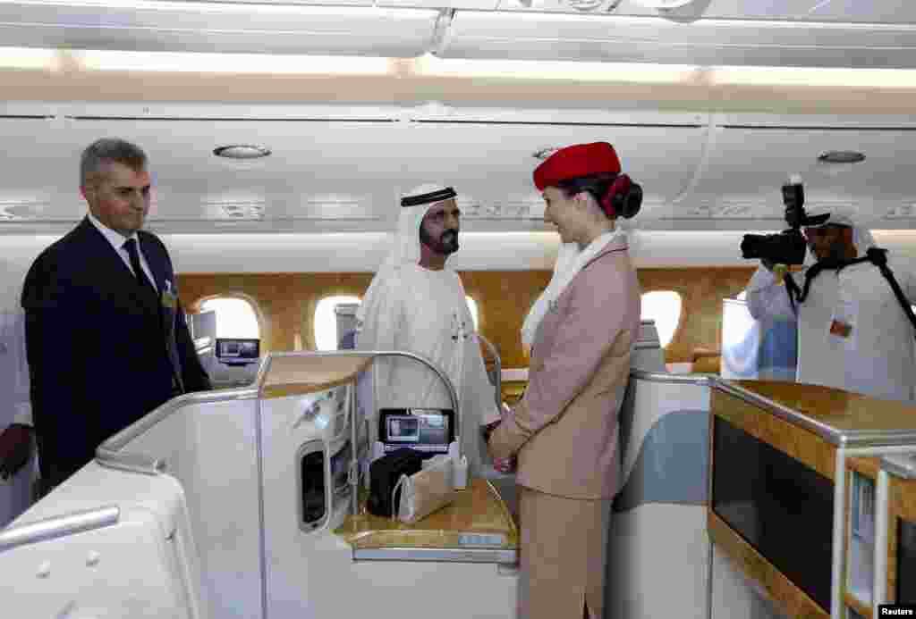 محمد بن راشد آل مکتوم د ډوبۍ حاکم د ایربس A380 الوتکې د لیدو په حال کې
