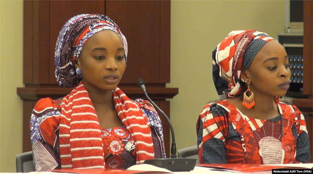 Wasu 'yan mata biyu da suka kubuta daga hannayen 'yan Boko Haram a majalisar Amurka tare da wasu wakilan majalisar, Maris 7 shekarar 2018