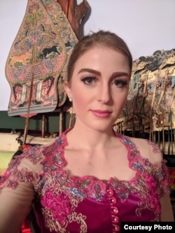 Andrea Decker mengenakan busana tradisional Indonesia di satu acara (dok: Andrea Decker)
