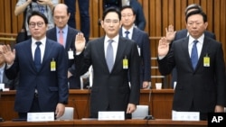 SK Group chairman Chey Tae-Won (from left) Samsung Electronics Vice Chairman Lee Jae-yong, and Lotte Group Chairman Shin Dong-Bin take an oath during a parliamentary probe into a scandal engulfing President Park Geun-hye at the National Assembly in in Seoul, Dec. 6, 2016. South Korea's most powerful business leaders from Samsung, Hyundai Motor and six other companies face grilling as lawmakers probe their links to a corruption scandal involving South Korea's president and her confidante.